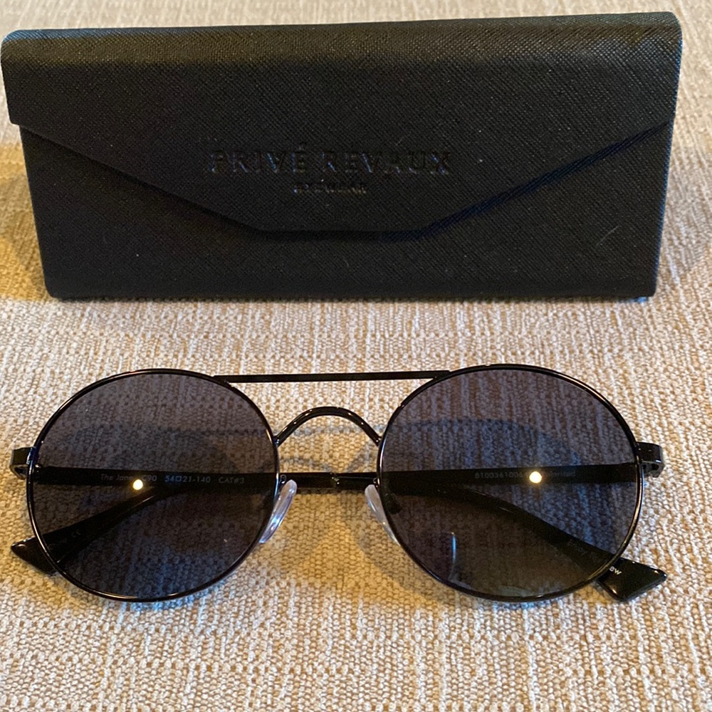 Black Prive’ Revaux The Jane sunglasses. Polarized, with collapsible case& wipe.